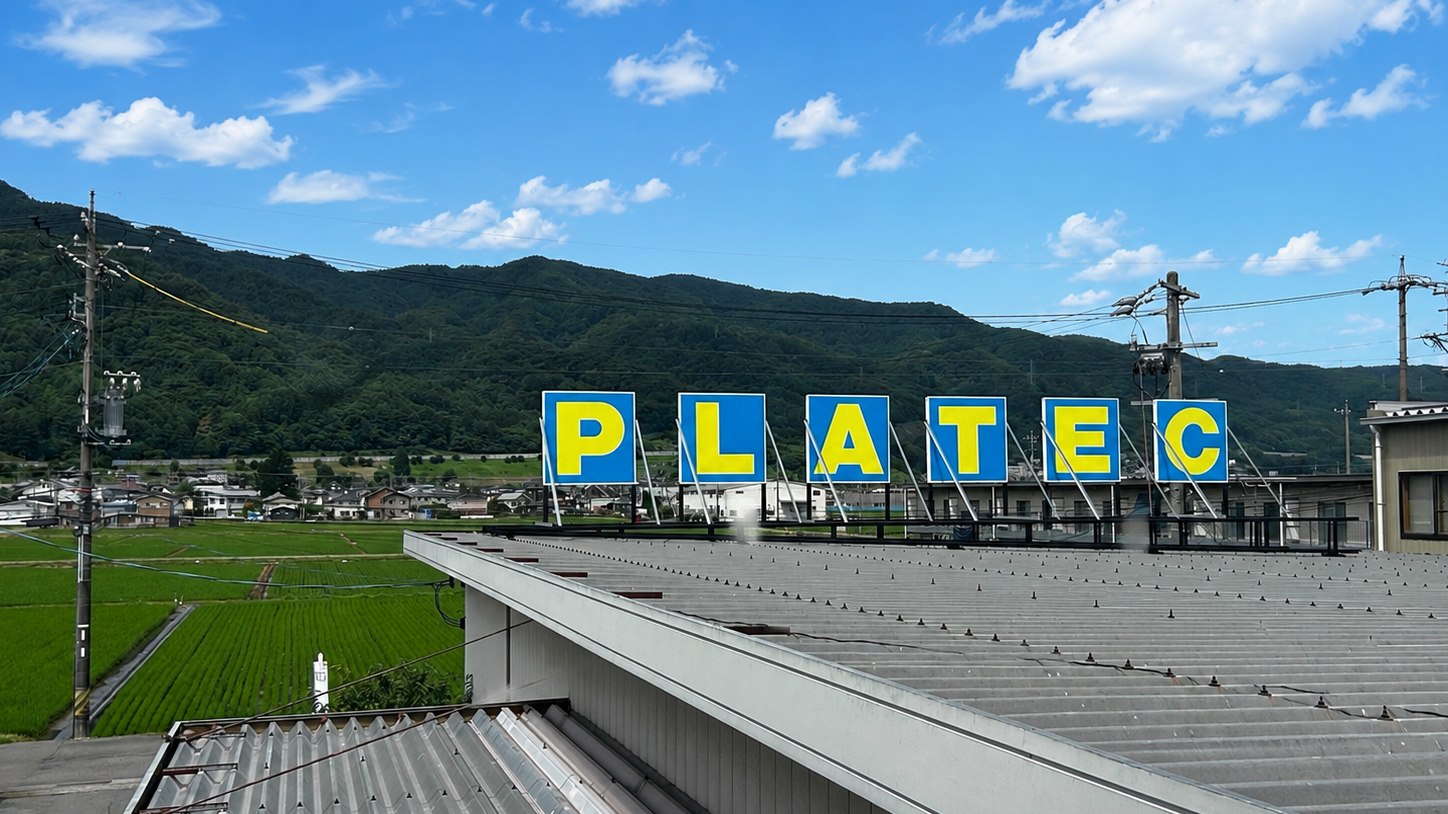 朝の光が差し込む静かで整然とした金型工場