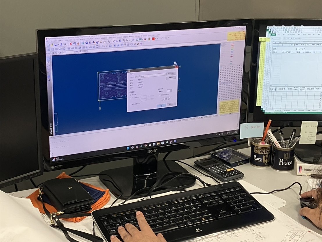CAD画面を見ながら金型設計を進める技術者