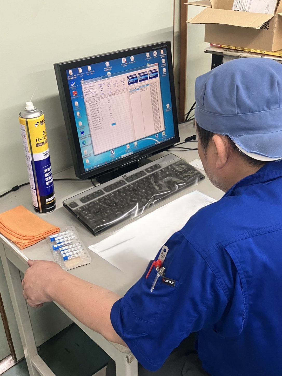 生産管理端末で部品を確認する製造技術者